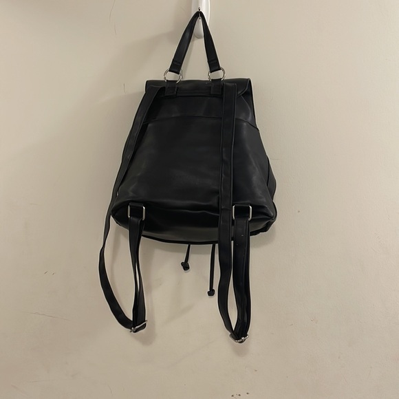 Unknown brand faux leather black striped drawstring bag - Picture 2 of 8